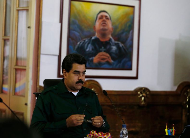 El presidente de Venezuela Nicolas Maduro al reunirse con alcaldes de la oposici&oacute;n reci&eacute;n elegidos en el Palacio Presidencial de Miraflores, el mi&eacute;rcoles 18 de diciembre de 2013, en Caracas. (Foto AP/Fernando Llano)