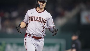 Corbin Carroll, de los Diamondbacks de Arizona, recorre las bases luego de conseguir un jonrón de dos carreras, en el encuentro del miércoles 7 de junio de 2023, ante los Nacionales de Washington (AP Foto/Alex Brandon)
