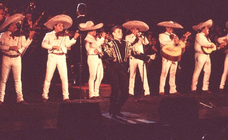 Esta imagen, difundida por Sony Music Entertainment México, muestra a Juan Gabriel en una escena de la película Juan Gabriel: Mi primer Bellas Artes. (Sony Music Entertainment México via AP)