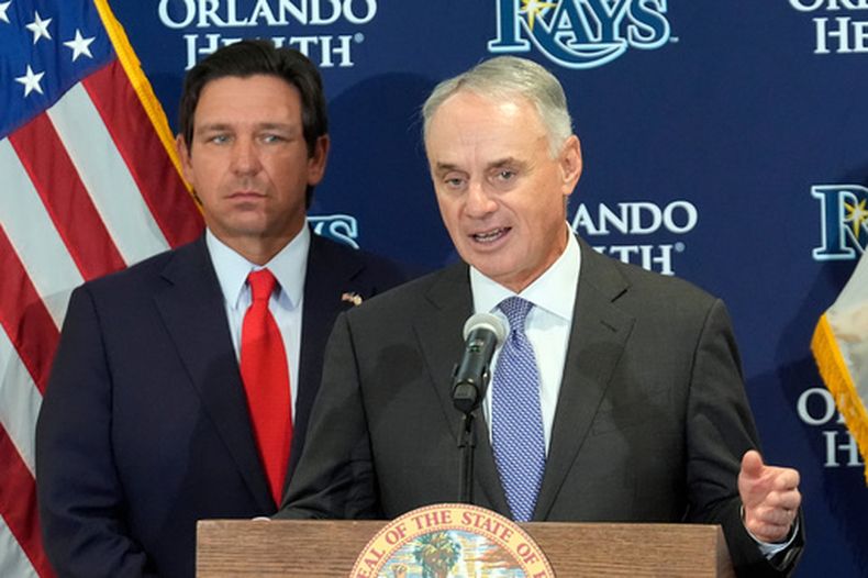 El comisionado de las Grandes Ligas, Rob Manfred (derecha) y el gobernador de Florida, Ron DeSantis, durante una rueda de prensa, el martes 3 de febrero de 2026. (AP Foto/Chris OMeara)