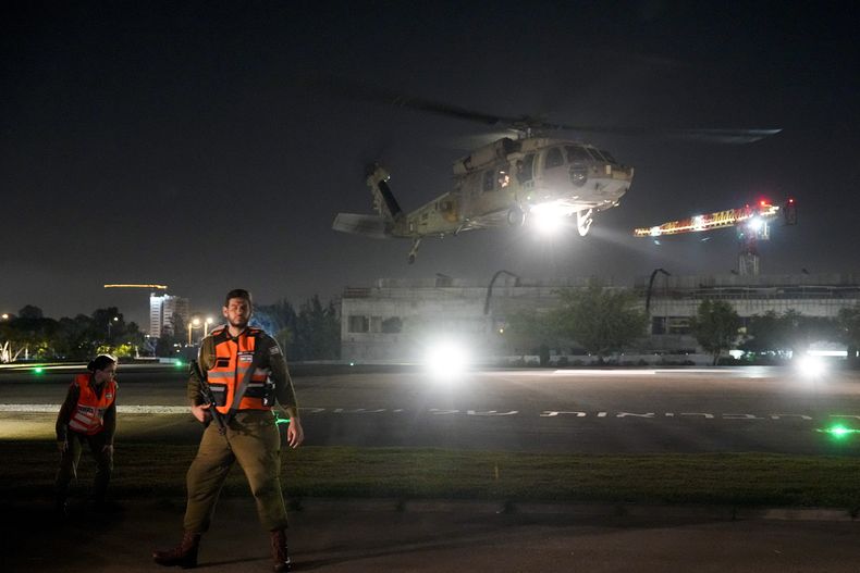 Un helicóptero de la Fuerza Aérea israelí que traslada a un rehén liberado por Hamás aterriza en el centro médico Sheba en Ramat Gan, Israel, el 30 de noviembre de 2023. (AP Foto/Ariel Schalit)