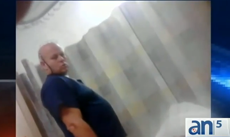 La demanda ocurre luego de que un paciente fuera presuntamente atacado sexualmente por un enfermero. Un video muestra el momento del supuesto ataque.