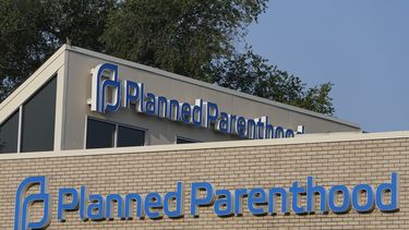 ARCHIVO – Un letrero de Planned Parenthood fuera de una clínica, el 1 de agosto de 2023, en Indianápolis. (AP Foto/Darron Cummings, Archivo)