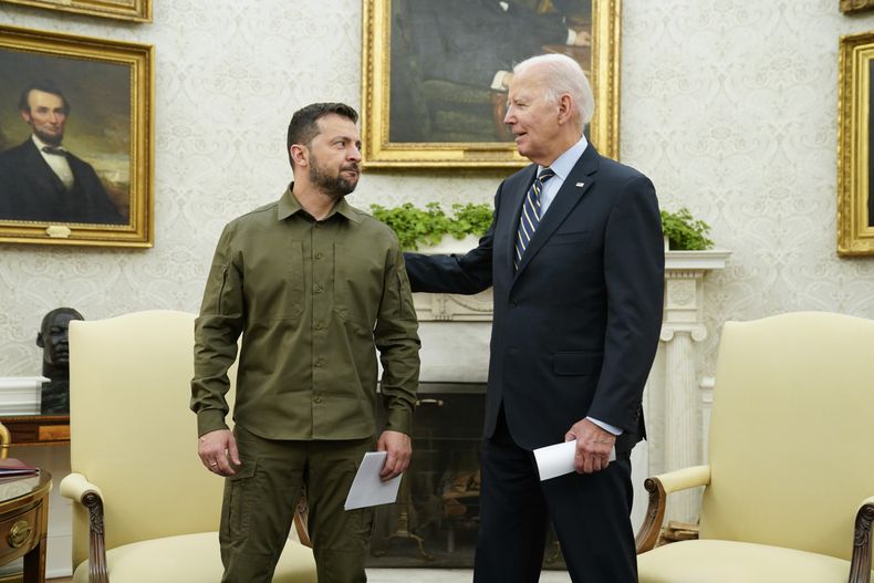 ARCHIVO - El presidente estadounidense Joe Biden (derecha) con su homólogo ucraniano Volodymyr Zelenskyy en la Oficina Oval de la Casa Blanca, en Washington, el jueves 21 de septiembre de 2023. (AP Foto/Evan Vucci, Archivo)