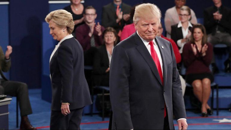 Donald Trump y Hillary Clinton chocaron en un debate marcado por los escándalos