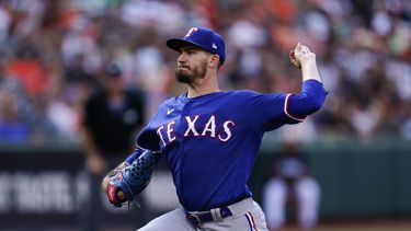 Andrew Heaney, abridor de los Rangers de Texas, hace un lanzamiento a los Orioles de Baltimore durante el encuentro del sábado 27 de mayo de 2023 (AP Foto/Julio Cortez)