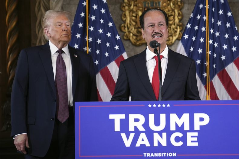 El presidente electo, Donald Trump, escucha a Hussain Sajwani, CEO de DAMAC Properties, en una conferencia de prensa en Mar-a-Lago, el martes 7 de enero de 2025, en Palm Beach, Florida. (AP Foto/Evan Vucci)