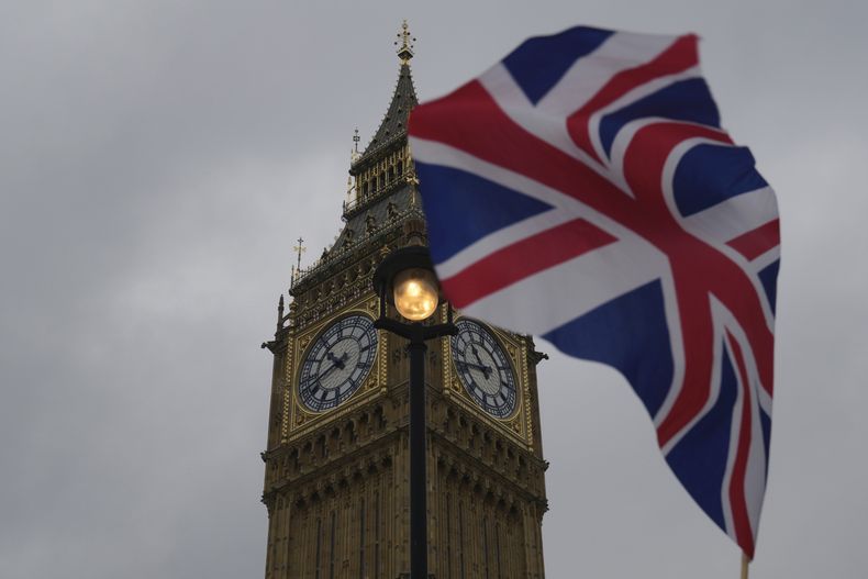 ARCHIVO - Una bandera británica se ve ante el Parlamento en Londres, el jueves 23 de mayo de 2024. (AP Foto/Kin Cheung, Archivo)