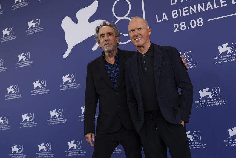 El director Tim Burton, izquierda, y Michael Keaton posan para los fotógrafos en la sesión fotográfica de la película Beetlejuice Beetlejuice durante la 81ª edición del Festival de Cine de Venecia en Venecia, Italia, el miércoles 28 de agosto de 2024. (Foto Joel C Ryan/Invision/AP)