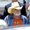 ARCHIVO - Dickey Betts, miembro fundador de Allman Brothers Band, sale del funeral de Gregg Allman en Snows Memorial Chapel, el 3 de junio de 2017, en Macon, Georgia. Betts guitarrista legendario y cofundador de Allman Brothers Band y autor de su éxito Ramblin Man, falleció el jueves 18 de abril de 2024. Tenía 80 años. (Jason Vorhees/The Macon Telegraph via AP, archivo)