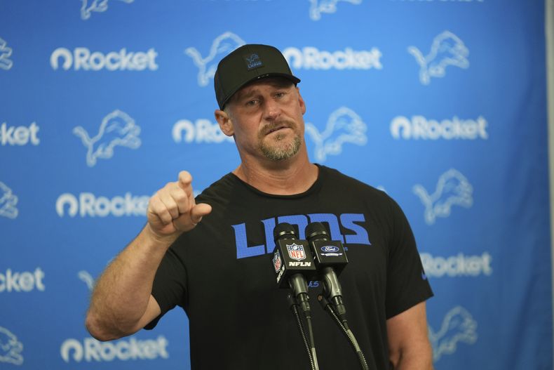 Dan Campbell. coach de los Lions de Detroit, responde una pregunta durante una conferencia de prensa después de un juego de pretemporada de la NFL en contra de los Texans de Houston, el sábado 23 de agosto de 2025, en Detroit. (AP Foto/Paul Sancya)