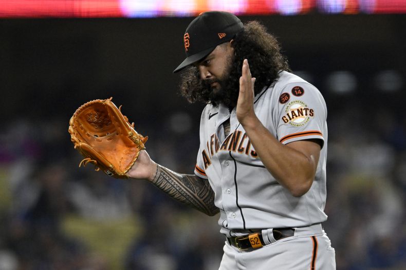 El abridor de los Gigantes de San Francisco, Sean Manaea, aplaude luego de conseguir un out en el juego ante los Dodgers de Los Ángeles, el viernes 22 de septiembre de 2023 (AP Foto/Alex Gallardo)