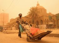comerciantes iraquies se adaptan ante tormentas de arena