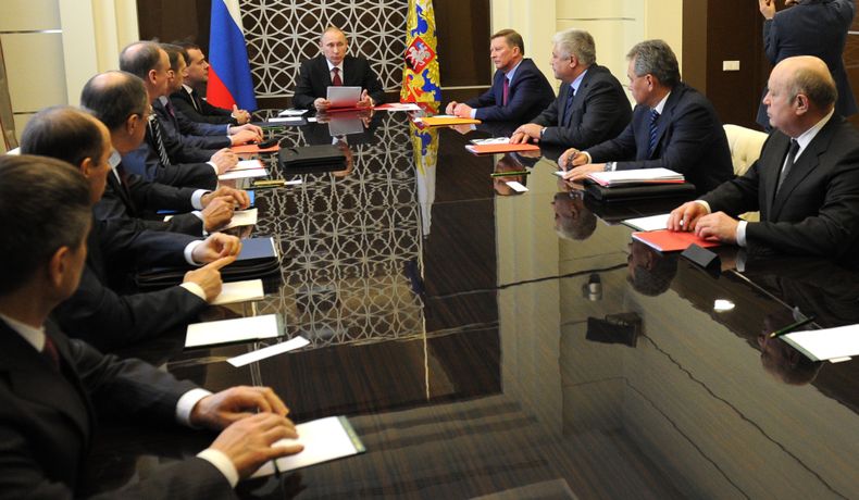 El presidente ruso Vladimir Putin, centro, preside una reuni&oacute;n del Consejo de Seguridad en la residencia de Bocharov Ruchei, en Sochi, Rusia, el jueves, 13 de marzo del 2014. Esta presente el ministro de Defensa Sergei Shoigu, segundo por la derech