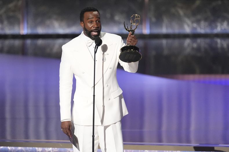 Tramell Tillman acepta el premio al mejor actor de reparto en una serie dramática por Severance durante la 77a edición de los Premios Emmy el domingo 14 de septiembre de 2025 en el Teatro Peacock de Los Ángeles. (Foto AP/Chris Pizzello)