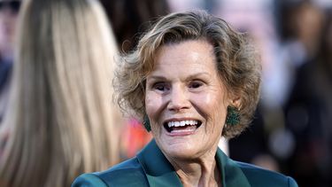 ARCHIVO - Judy Blume, autora de la novela de 1970 “Are You There God? It’s Me, Margaret”, es entrevistada en el estreno de una nueva adaptación cinematográfica de la novela, el sábado 15 de abril de 2023, en el Westwood Regency Village Theatre de Los Ángeles. Moore ganó el premio de ficción el jueves 21 de marzo de 2024, mientras que Judy Blume y su antigua aliada en la lucha contra la prohibición de libros, la Asociación Estadounidense de Bibliotecas, recibieron premios honoríficos del Círculo Nacional de Críticos de Libros. (Foto AP/Chris Pizzello, archivo)