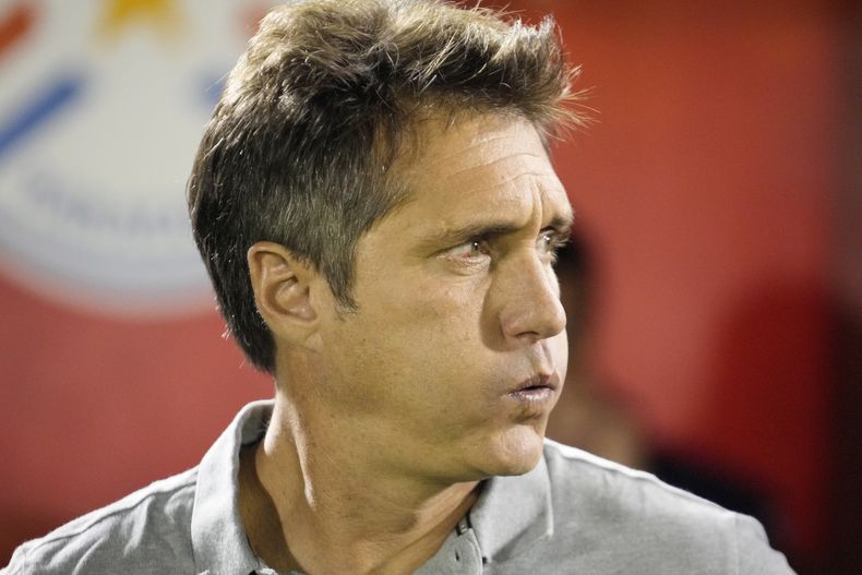 El técnico argentino de Paraguay, Guillermo Barros SChelotto, espera el inicio de un partido de la eliminatoria mundialista ante Perú en Ciudad del Este, el jueves 7 de septiembre de 2023 (AP foto/Jorge Sáenz)