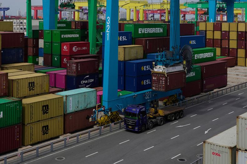 ARCHIVO - Una grúa carga un contenedor de transporte en un camión en una terminal de contenedores automatizada en Tianjin, China, el viernes 29 de agosto de 2025. (Foto AP/Mahesh Kumar A., archivo)