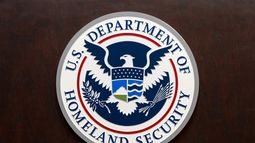 El logo del Departamento de Seguridad Nacional en un estrado en la sede del Servicio de Control de Inmigración y Aduanas de Estados Unidos (ICE, por sus siglas en inglés), el miércoles 9 de abril de 2025, en Washington. (AP Foto/Alex Brandon)