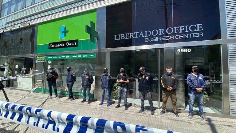 No cruzar: el acceso al edificio vallado por PFA.