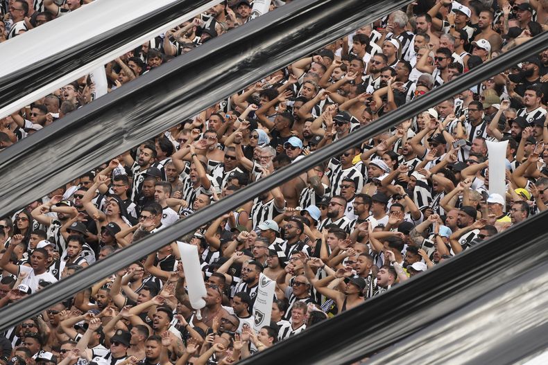 Hinchas de Botafogo alientan previo al inicial de la final de la Copa Libertadores contra Atlético Mineiro en el estadio Monumental de Buenos Aires, Argentina, el 30 de noviembre de 2024. (AP Foto/Natacha Pisarenko)