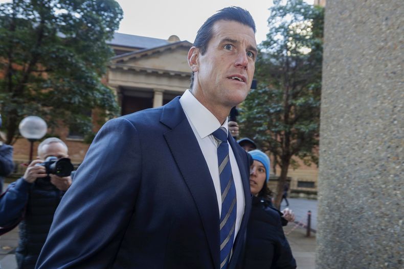 ARCHIVO - Ben Roberts-Smith llega a la Corte Federal en Syndey el 9 de junio de 2021. Roberts-Smith el veterano australiano vivo más condecorado del país, cometió una serie de crímenes de guerra en Afganistán, incluido el asesinato de prisioneros, indicó un juez el jueves 1 de junio de 2023. (AP Foto/Rick Rycroft, Archivo)
