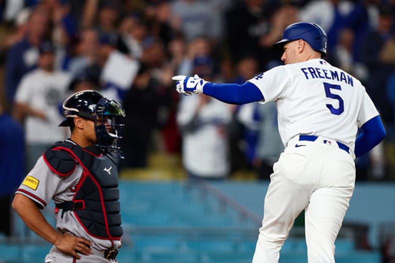 Freddie Freeman, de los Dodgers de Los Ángeles, hace un gesto hacia los fanáticos luego de conectar un jonrón ante los Bravos de Atlanta, el viernes 8 de mayo de 2026 (AP Foto/Jessie Alcheh)