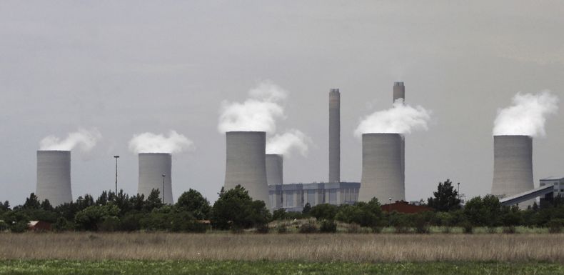 La planta de energía Lethabo cerca de Sasolburg, Sudáfrica, el 21 de noviembre del 2011. (AP foto/Denis Farrell)