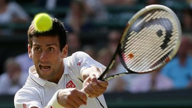 americateve | El tenista serbio Novak Djokovic devuelve una pelota contra Juan Mart&iacute;n del Potro el 5 de julio de 2013 en Londres. Djokovic anunci&oacute; la contrataci&oacute;n de Boris Becker como entrenador el mi&eacute;rcoles, 18 de diciembre. (AP Photo/Alast