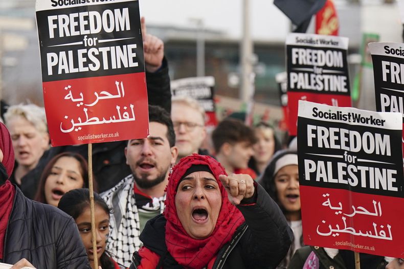 Varias personas participan en una protesta para mostrar solidaridad a los palestinos, en Glasgow, Escocia, el sábado 4 de noviembre de 2023. (Jane Barlow/PA vía AP)