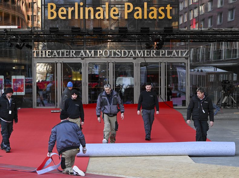 La alfombra roja es desenrollada en el Berlinale Palast entes de la Berlinale en Berlín, Alemania, el 13 de febrero de 2024. El Festival Internacional de Cine de Berlín se realizará del 15 al 25 de febrero. (Jens Kalaene/dpa vía AP)