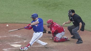 El mexicano Alejandro Kirk, de los Azulejos de Toronto, batea un jonrón en el juego del sábado 29 de juliio de 2023, ante los Angelinos de Los Ángeles (Chris Young/The Canadian Press via AP)