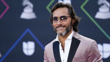 ARCHIVO - Diego Torres llega a la 22a edición anual del Latin Grammy el jueves 18 de noviembre de 2021, en la Arena MGM Grand Garden en Las Vegas. Treinta años después de su álbum “Tratar de estar mejor”, Torres lanzó su álbum Mejor que ayer en marzo de 2024. (Foto Eric Jamison/Invision/AP, archivo)