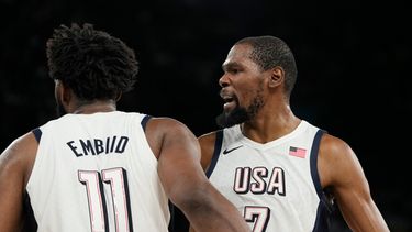 Joel Embiid y LeBron James, de la selección de Estados Unidos, reaccionan tras una falta marcada en las semifinales olímpicas ante Serbia, el jueves 8 de agosto de 2024, en París (AP Foto/Michael Conroy)