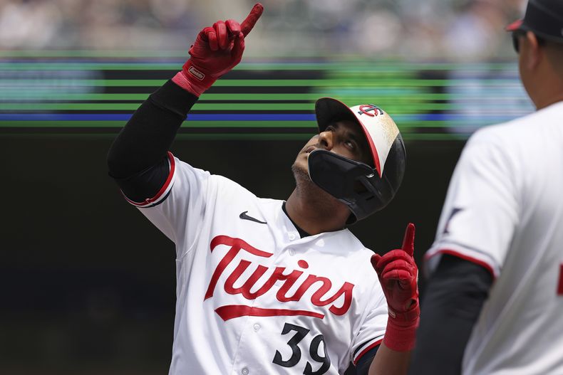 El colombiano Donovan Solano festeja luego de batear un sencillo en el duelo ante los Gigantes de San Francisco, el miércoles 24 de mayo de 2023 (AP Foto/Stacy Bengs)