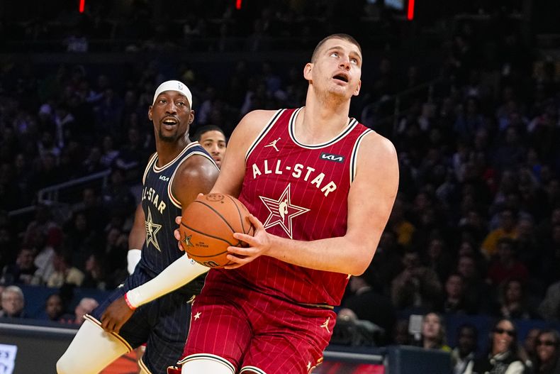Nikola Jokic (15), pívot de los Nuggets de Denver, se prepara para tomar un tiro durante la primera mitad del Juego de Estrellas de baloncesto de la NBA, en Indianápolis, el domingo 18 de febrero de 2024. (AP Foto/Darron Cummings)
