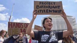 Hannah Liu, de 26 años, residente en Washington, muestra un letrero en apoyo a la ciudadanía por nacimiento, el jueves 15 de mayo de 2025, fuera de la Corte Suprema, en Washington. (AP Foto/Jacquelyn Martin)