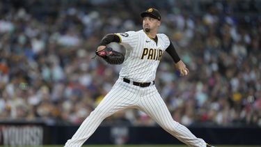 El abridor de los Padres de San Diego Blake Snell trabaja la tercera entrada del encuentro ante los Mets de Nueva York el sábado 8 de julio del 2023. (AP Foto/Gregory Bull)