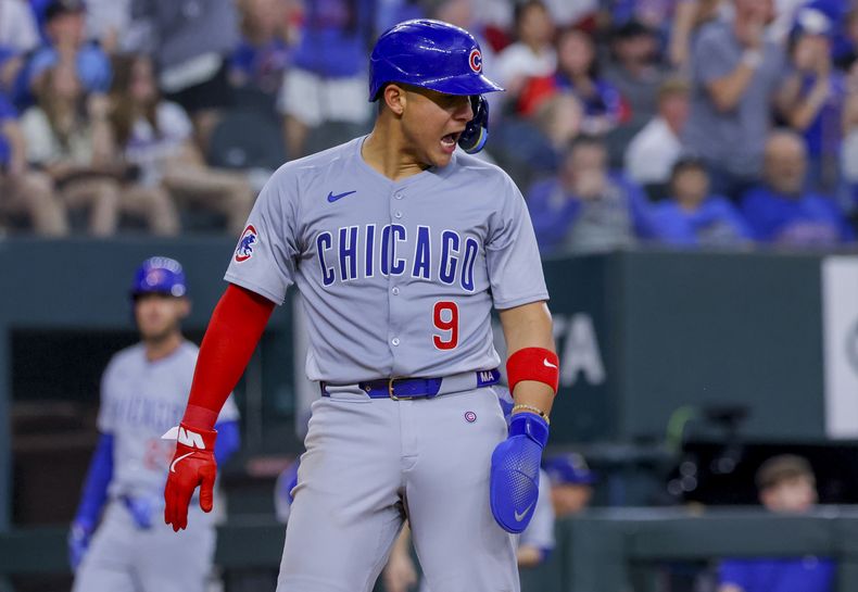 El panameño Miguel Amaya de los Cachorros de Chicago celebra luego de anotar en un doblete de dos carreras por Ian Happ durante la cuarta entrada del juego de béisbol ante los Rangers de Texas, el domingo 31 de marzo de 2024, en Arlington, Texas. (AP Foto/Gareth Patterson)