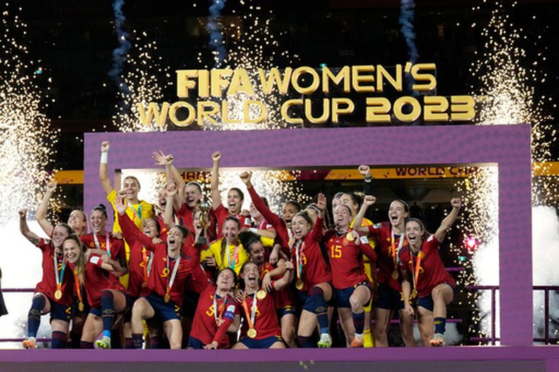 ARCHIVO - Foto del 20 de agosto del 2023, la selección femenina española celebra con el trofeo tras ganar la Copa Mundial en Australia. (AP Foto/Alessandra Tarantino, Archivo)
