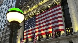 Banderas de EEUU cuelgan en la fachada de la Bolsa de Valores de Nueva York, el 5 de noviembre de 2024. (AP Foto/Peter Morgan)