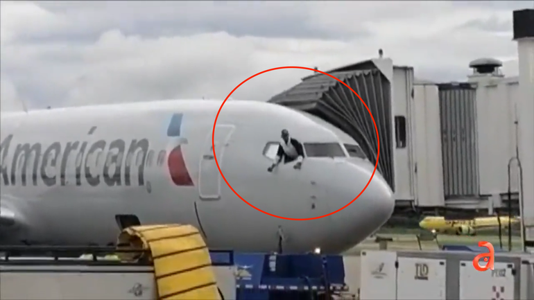 Pasajero de American Airlines irrumpe en cabina, daña controles e intenta tirarse por la ventana