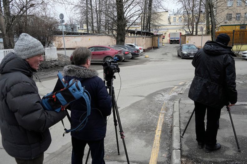ARCHIVO – Varios periodistas cerca de la entrada de la prisión de Lefortovo, en Moscú, el jueves 30 de marzo de 2023. (AP Foto/Alexander Zemlianichenko, Pool)