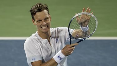 americateve | El checo Tomas Berdych festeja tras vencer a Philipp Kohlschreiber en las semifinales del torneo de Dubai el viernes, 28 de febrero de 2014. (AP Photo/Kamran Jebreili)