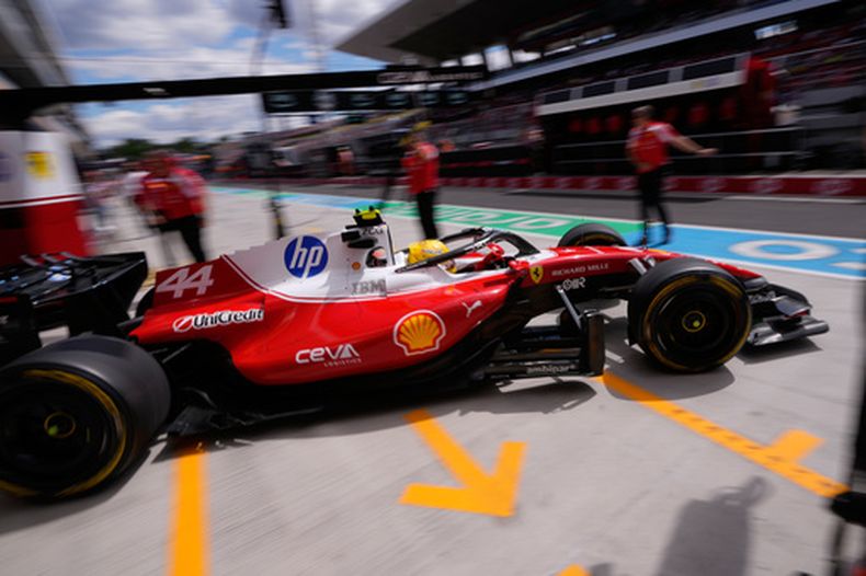 Lewis Hamilton conduce su Ferrari a los pits durante la primera sesión de práctica del Gran Premio de Hungría, el viernes 24 de julio de 2026, en Mogyorod, Hungría. (AP Foto/Darko Bandic)