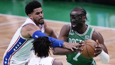 Jaylen Brown, de los Celtics de Boston, avanza hacia la cesta frente a Tobias Harris y Tyrese Maxey, de los 76ers de Filadelfia, en el duelo de postemporada disputado el miércoles 3 de mayo de 2023 (AP Foto/Charles Krupa)