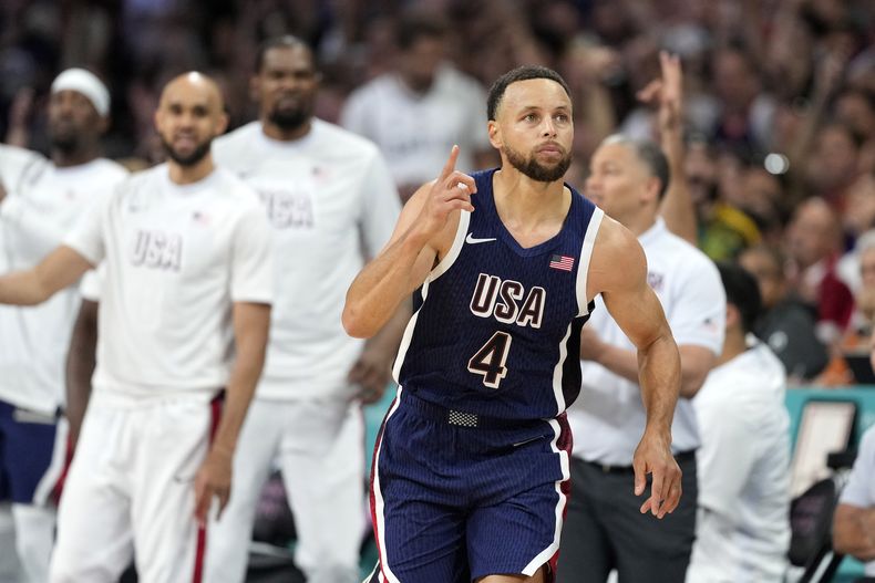 Stephen Curry celebra tras encestar un triple para Estados Unidos ante Serbia en el baloncesto de los Juegos Olímpicos, el 28 de julio de 2024, en Villeneuve-dAscq, Francia. (AP Foto/Michael Conroy)