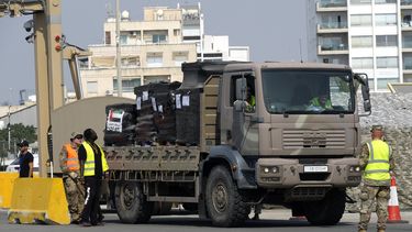 Un camión con ayuda humanitaria con destino a Gaza a punto de abordar un barco estadounidense en Larnaca, Chipre, el 26 de junio del 2024.. (Foto AP /Petros Karadjias)