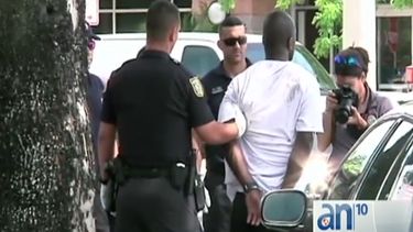 un robo en una popular tienda de hialeah termina con un sujeto arrestado