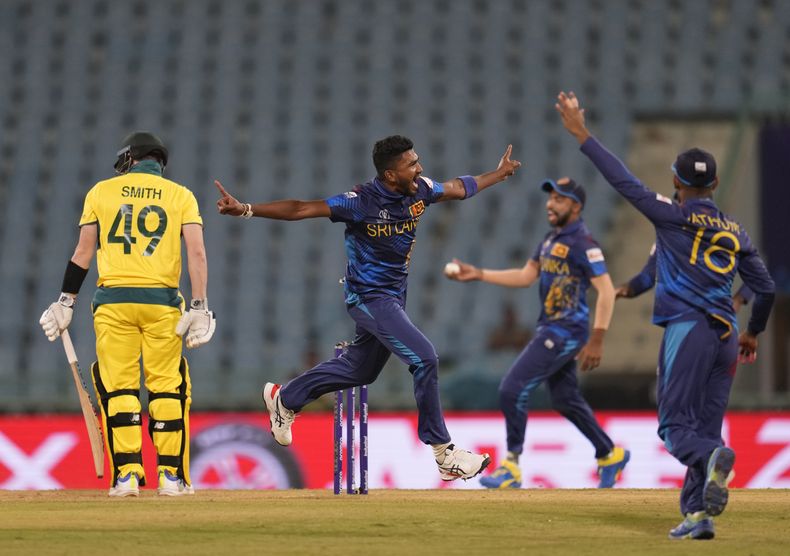 Dilshan Madushanka de Sri Lanka celebra un wicket del australiano Steve Smith con sus compañeros durante la Copa Mundial de cricket el lunes 16 de octubre del 2023. El cricket, fútbol bandera y otros tres deportes fueron aprobados para formar parte de los Juegos Olímpicos de Los Ángeles 2028. (AP Foto/Aijaz Rahi)